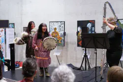 Chamanisme sibérien et musique d'ici en dialogue - Olga Letykai, Alicia Csonka et Barbara Minder - Printemps Culturel au Centre Dürrenmatt à Neuchâtel - 2019 - Photo: Bibliothèque Nationale Suisse